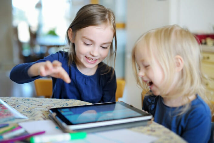 مخاطر حظر استخدام التكنولوجيا على أطفالك بحسب الخبراء
