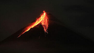 ينفث بركان مايون الفلبيني حممًا بركانية مع إجلاء الآلاف