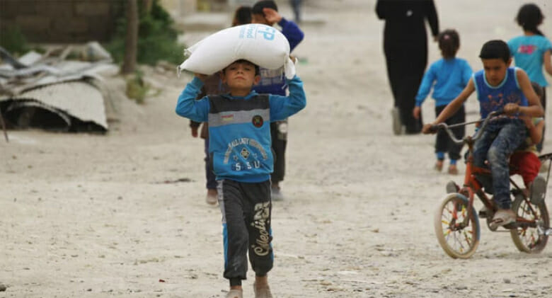 برنامج الغذاء العالمي الذي يعاني من ضائقة مالية يخفض المساعدات للسوريين المحتاجين إلى النصف