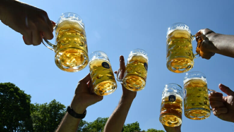 يشرح العلماء سبب “رقص” الفول السوداني عند وضعه في البيرة