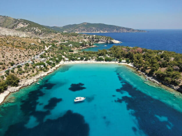 كم من المال تحتاج للذهاب لقضاء عطلة في اليونان؟