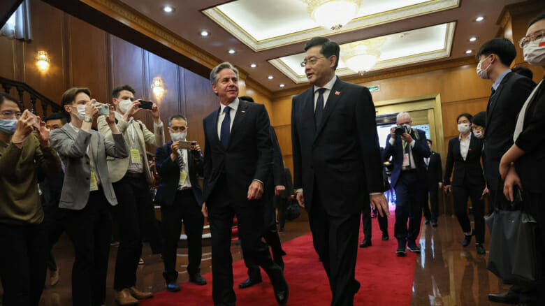 يلتقي بلينكين مع وزير الخارجية الصيني تشين جانج في رحلة دبلوماسية عالية المخاطر إلى بكين