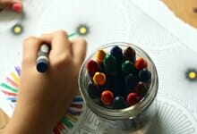 اتهامات خطيرة في روضة الاطفال! يزعم الآباء أن المعلمين خدروا أطفالهم