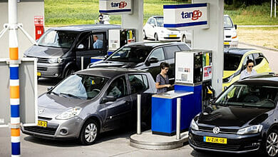 “آخر يوم بنزين أرخص” في هولندا. يشتري الناس الوقود بكميات كبيرة