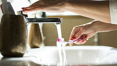 هل تضع الماء على فرشاة أسنانك عند تنظيف أسنانك؟