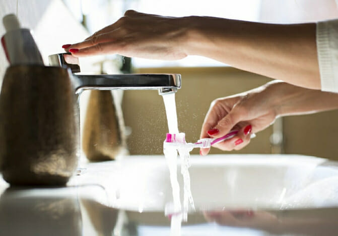 هل تضع الماء على فرشاة أسنانك عند تنظيف أسنانك؟