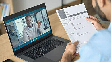 أخطاء شائعة تحدث أثناء مقابلات العمل الافتراضية وكيفية تجنبها
