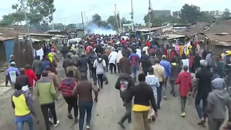 كينيا: الشرطة تفرق المتظاهرين الذين ينتحبون غلاء المعيشة