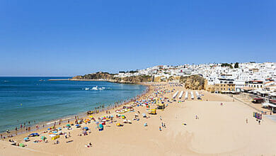 سيتم تغريم الأشخاص الذين يستمعون إلى الموسيقى الصاخبة على الشاطئ في البرتغال