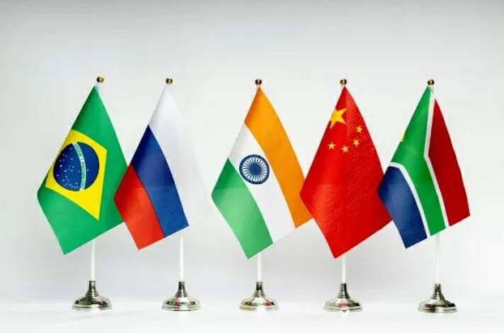 ماذا لو أطلقت البرازيل وروسيا والصين والهند وجنوب إفريقيا عملتها الخاصة لتحدي هيمنة الدولار؟