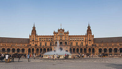 محاربة السياحة الزائدة: المزيد والمزيد من المدن الإسبانية تفرض رسوم دخول