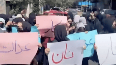 احتجاج نادر لنساء أفغانيات على إغلاق مصففي الشعر