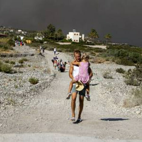 أجلت السلطات اليونانية حوالي 19 ألف شخص مع اندلاع حرائق غابات لليوم السادس على جزيرة رودس