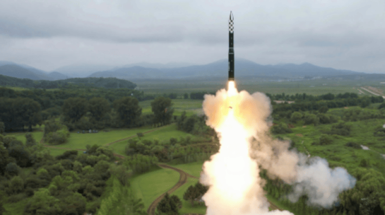 صاروخ كوري شمالي جديد عابر للقارات “هواسونغ 18” لغز غير قابل للحل لواشنطن