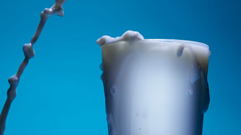 هل الحليب الخام آمن للشرب؟ العلم واضح.