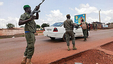 هاجم مسلحون مجهولون وسط مالي ، وقتل ما لا يقل عن 21 مدنيا