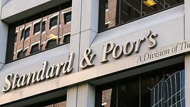 خفضت وكالة “ستاندرد آند بورز جلوبال” تصنيف العديد من البنوك الأمريكية بسبب تزايد المخاوف المتعلقة بالسيولة