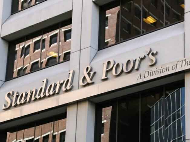 خفضت وكالة “ستاندرد آند بورز جلوبال” تصنيف العديد من البنوك الأمريكية بسبب تزايد المخاوف المتعلقة بالسيولة