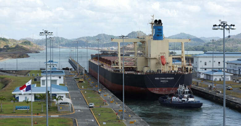 نقطة التركيز: الجفاف التاريخي والبحار الحارة تبطئ الشحن في قناة بنما
