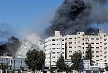يكافح المسعفون الفلسطينيون لإنقاذ الأرواح بينما تواصل إسرائيل القصف