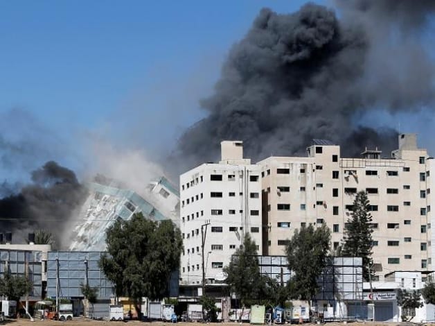 يكافح المسعفون الفلسطينيون لإنقاذ الأرواح بينما تواصل إسرائيل القصف