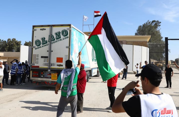 المساعدات الإنسانية لغزة تواجه عقبات في رفح: اشتباكات بين الميليشيات والجيش الإسرائيلي