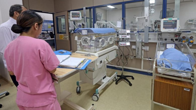 الإمارات العربية المتحدة: “معجزة طبية” حيث تلد امرأة مصابة بالسرطان في المرحلة الرابعة طفلاً سليمًا وشفي من المرض