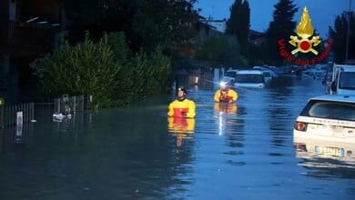 ستة قتلى على الأقل والعديد من المفقودين عندما ضربت العاصفة سياران إيطاليا