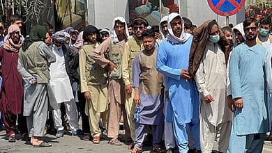 رئيس الوزراء الأفغاني يدعو باكستان إلى عدم “طرد الأفغان بطريقة مهينة”