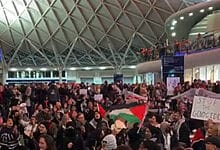 شاهد: اعتقال شخصين خلال اعتصام محظور في محطة كينجز كروس في غزة